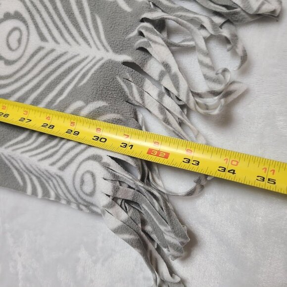 Old Navy Gray and White Fleece Scarf With Feather Pattern - Picture 8 of 8